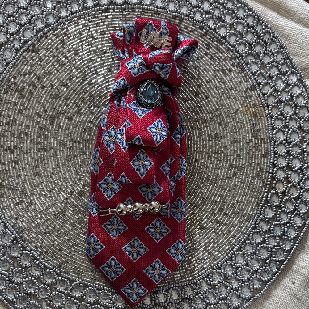 Elegant Red Patterned  Tie - Picture 2 of 4